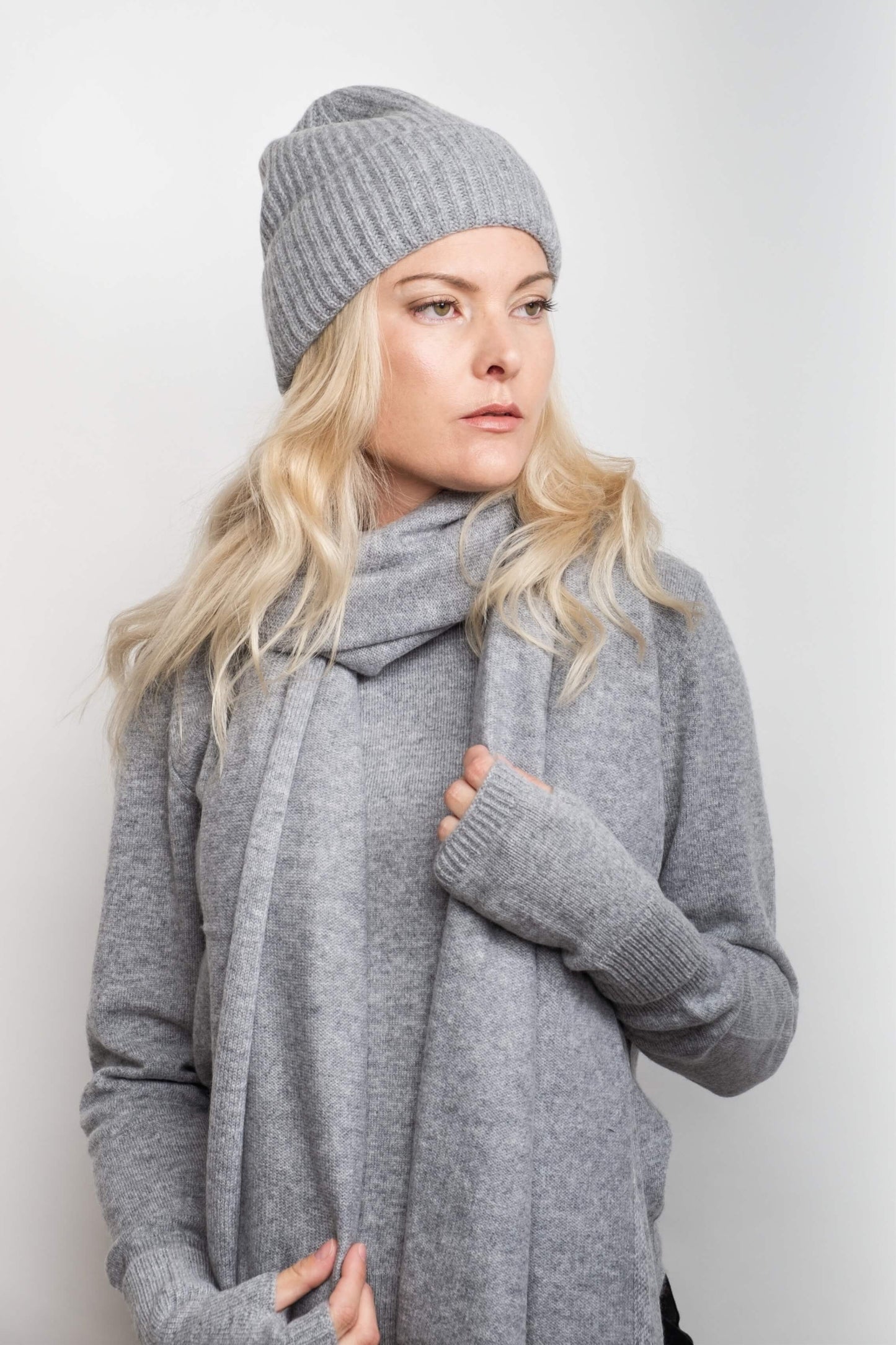 Classic Ribbed Cashmere Crewneck Sweater - Black