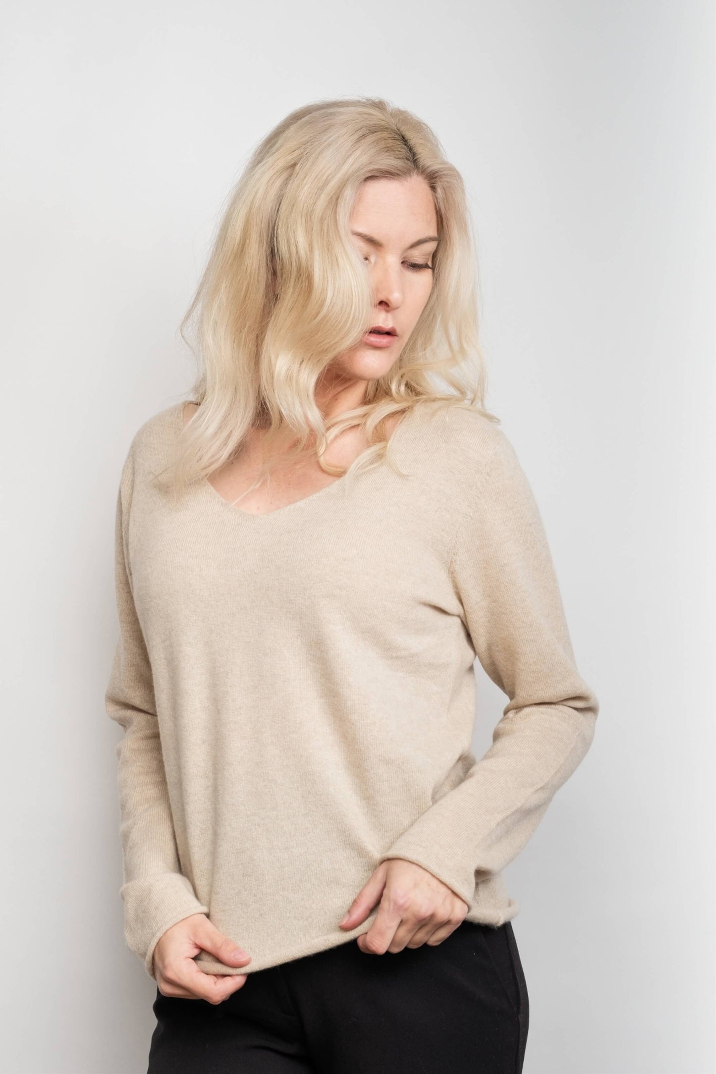 Timeless Lounge Relaxed V-Neck Pure Cashmere Sweater - Beige